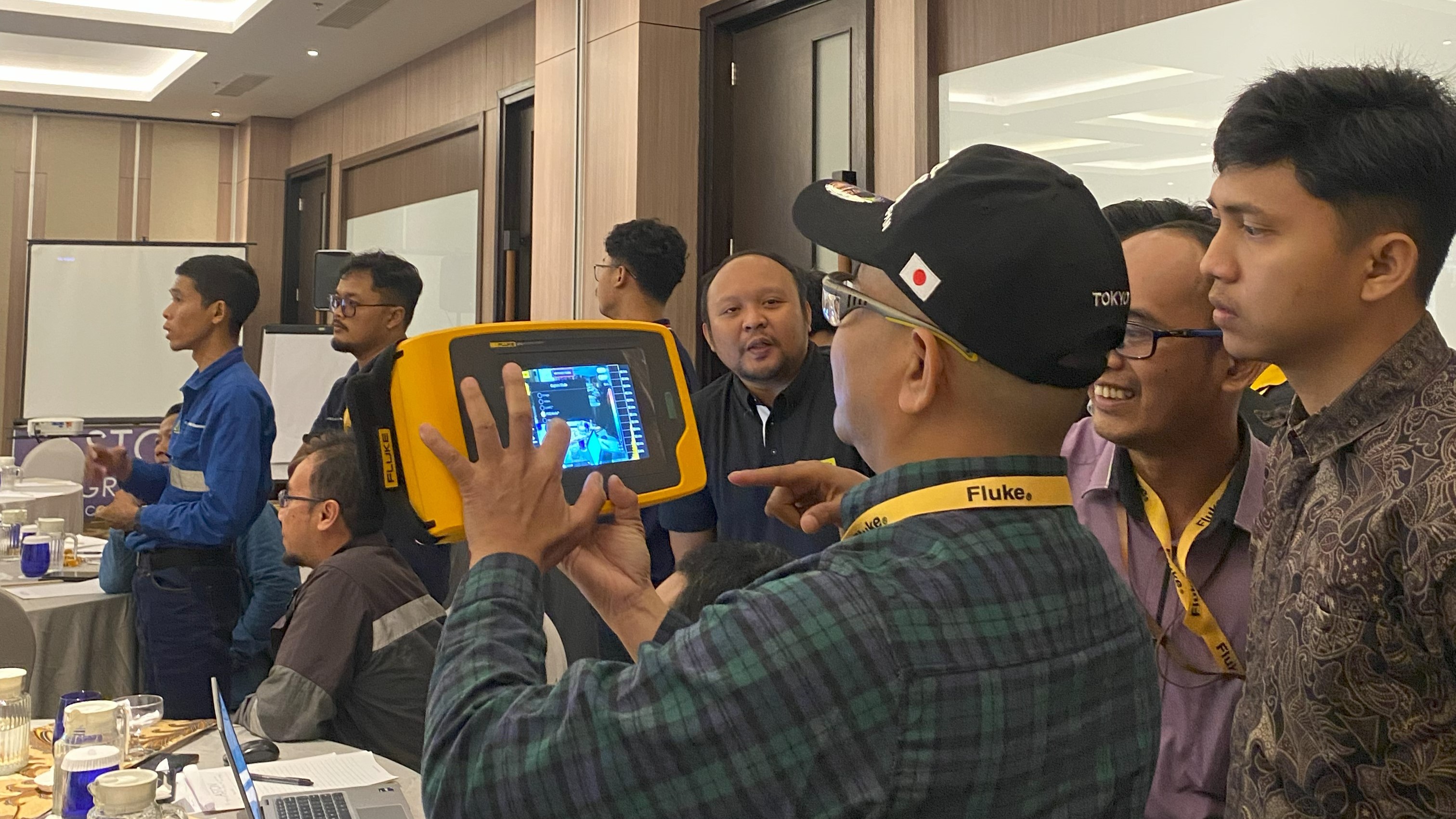 Fluke_Acoustic_Imager.jpg Fluke_Acoustic_Imager.jpg